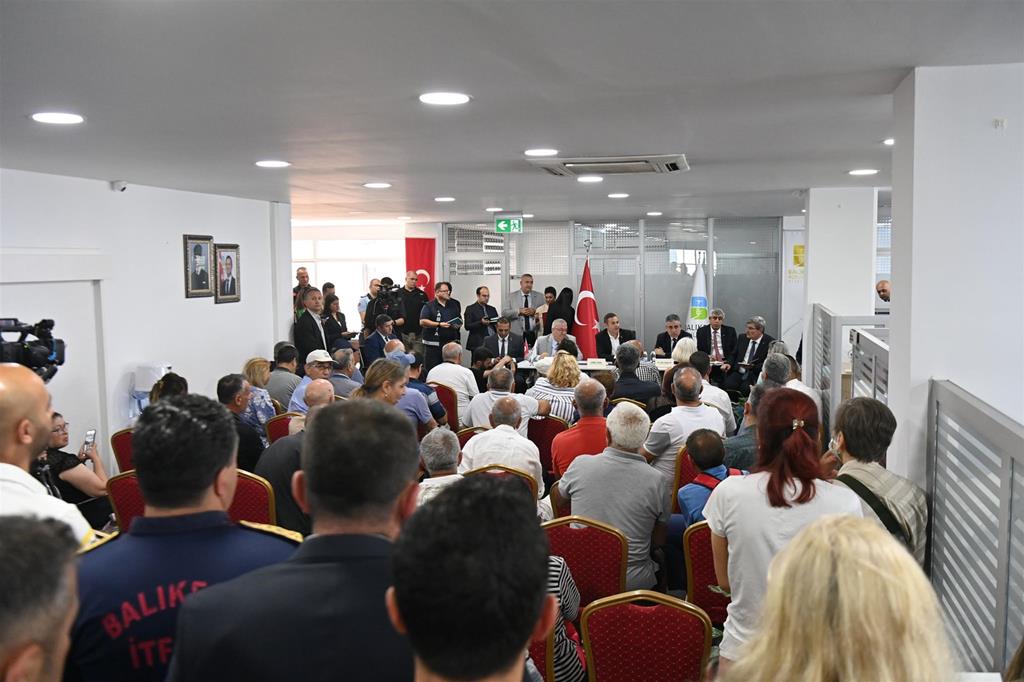 edremit_buyuksehirden_hak_ettigi_degeri_gorecek_18-1 Başkan Akın, Edremitlilerle buluştu