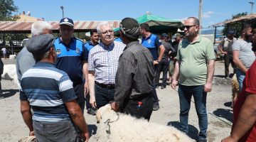 BAŞKAN DEVECİLER KURBAN PAZARINI ZİYARET ETTİ