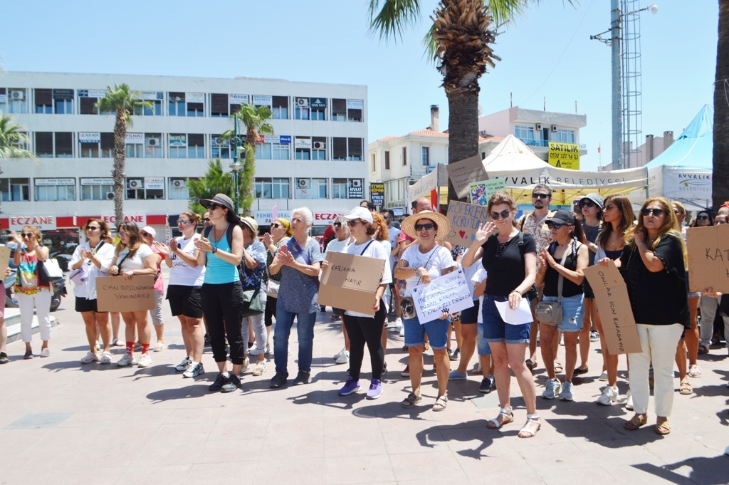 DSC_0570 ARMAĞAN ÇAĞLAYAN SOKAK HAYVANLARIYLA İLGİLİ YÜREKLERE SU SERPTİ