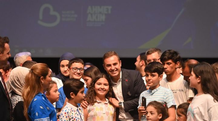 Geleceğin teknoloji liderleri, sertifikalarını Başkan Akın’dan aldı