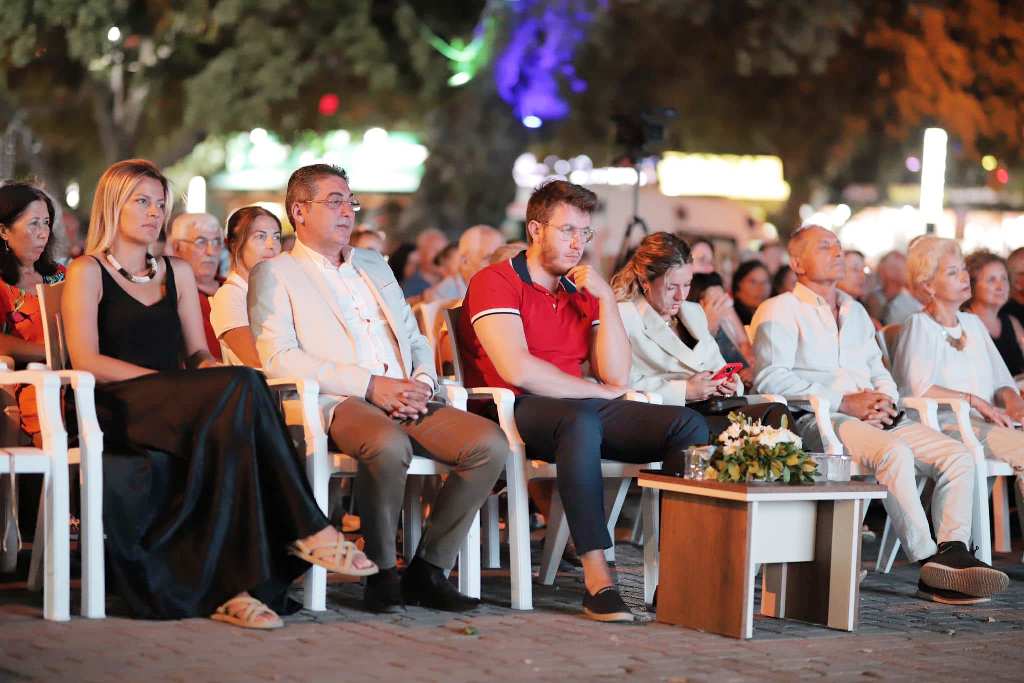 2-15 5. Burhaniye Kitap Fuarı Coşkulu Finalle Sona Erdi