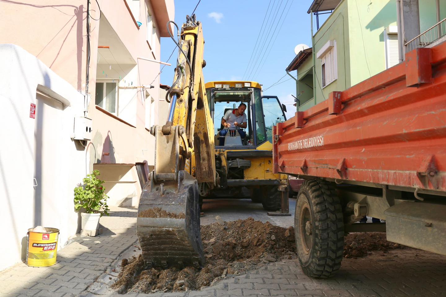 BURHANİYE’DE YOL ÇALIŞMALARI TÜM HIZIYLA DEVAM EDİYOR