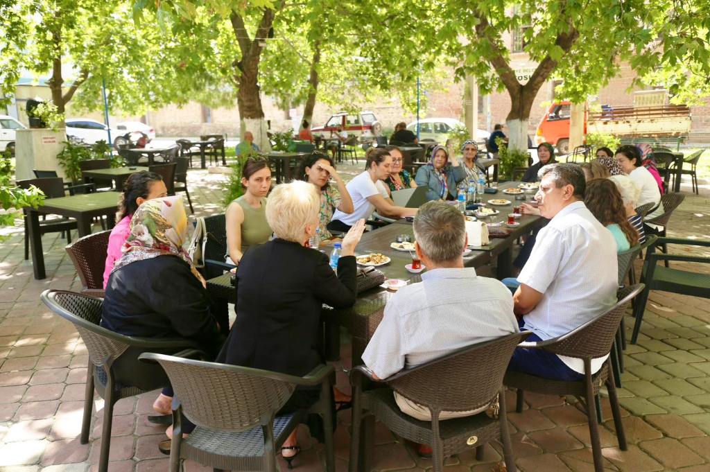 5-2 BURHANİYE'DE KADINLAR BULUŞMASI GERÇEKLEŞTİ