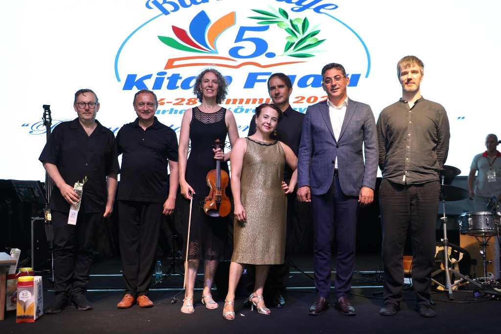 7-5 BURHANİYE 5. KİTAP FUARI İKİNCİ GÜNÜNÜ GERİDE BIRAKTI