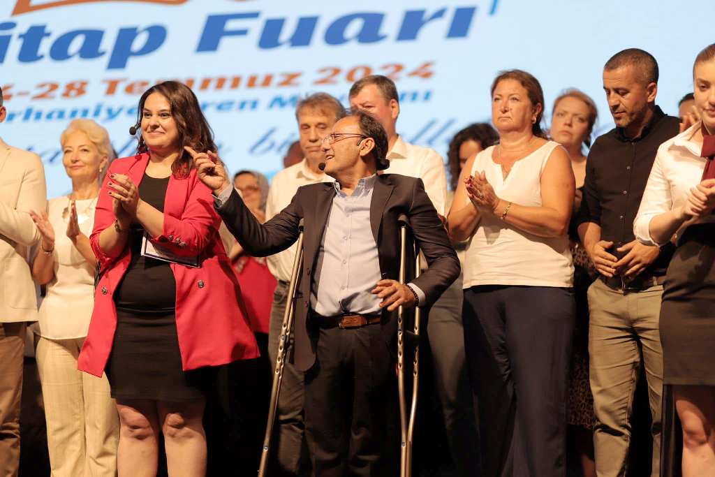 9-4 5. Burhaniye Kitap Fuarı Coşkulu Finalle Sona Erdi