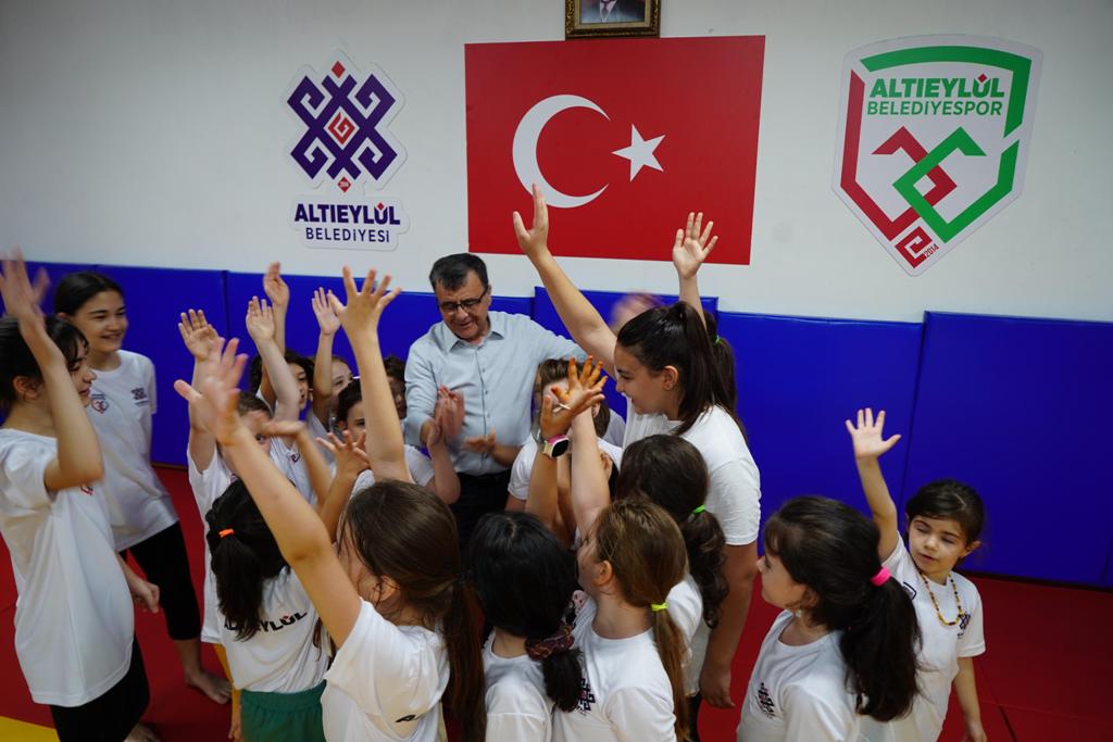 WhatsApp-Image-2024-07-09-at-12.27.32-1 Altıeylül’de Gençler Yaz Tatilini Boş Geçirmeyecek.