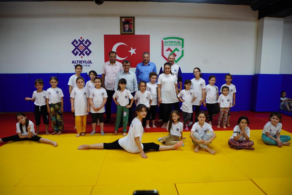 WhatsApp-Image-2024-07-09-at-12.27.32 Altıeylül’de Gençler Yaz Tatilini Boş Geçirmeyecek.