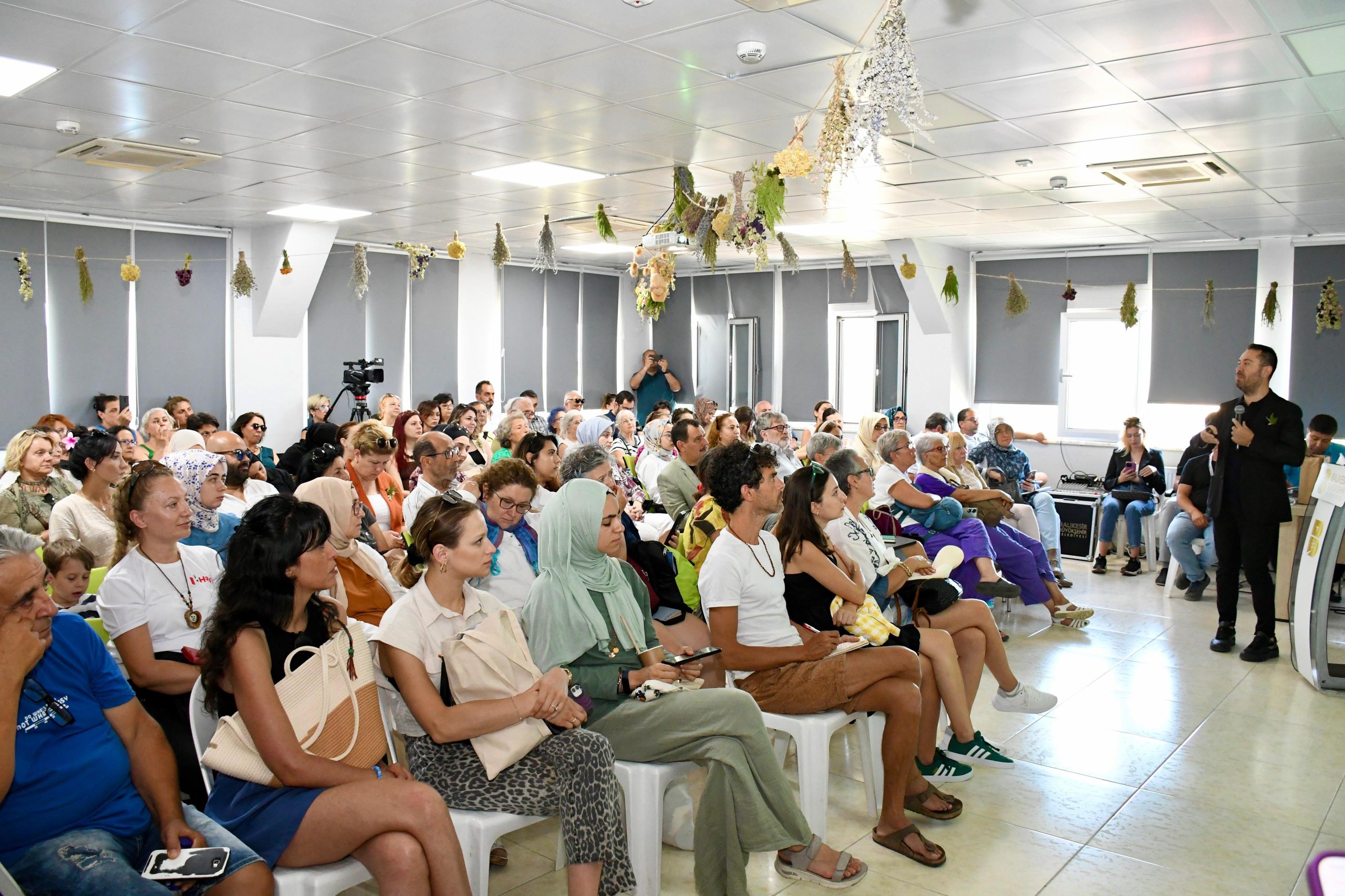 balikesirde_aromaterapinin_onkolojide_kullanimi_konusuldu_3-scaled KANSER HASTALARINDA DA GÜVENLE KULLANILIYOR