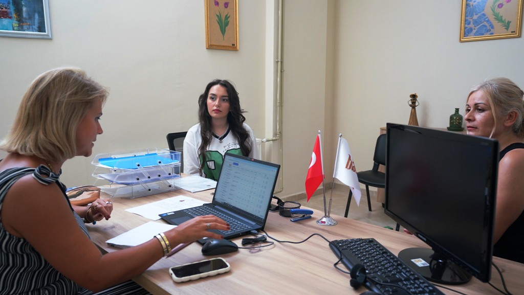 buyuksehirin_tercih_destegine_gencler_ilgi_gosteriyor_3-1 Balıkesir Büyükşehir Belediyesi Gençlere YKS Tercih Desteği Sunmaya Devam Ediyor