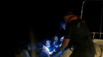 Ayvalık’ta Sahil Güvenlik Türk karasularına itilen 14 düzensiz göçmen ve 13 çocuğu kurtardı