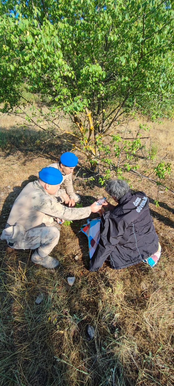 men-standing-by-tree Sındırgı’da Kayıp Şahıs Jandarma Tarafından Bulundu