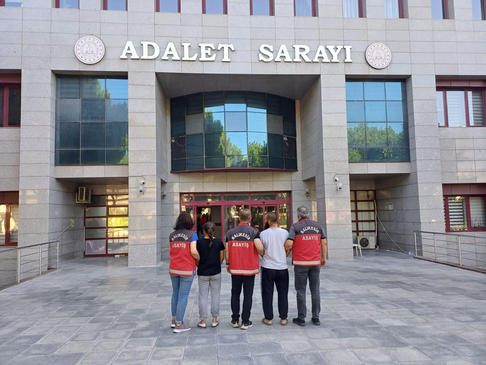 KEPSUT’TA BURDUR’DAN ÇALDIKLARI ÖNE SÜRÜLEN OTOMOBİL İLE YAKALANAN ZANLILAR TUTUKLANDI