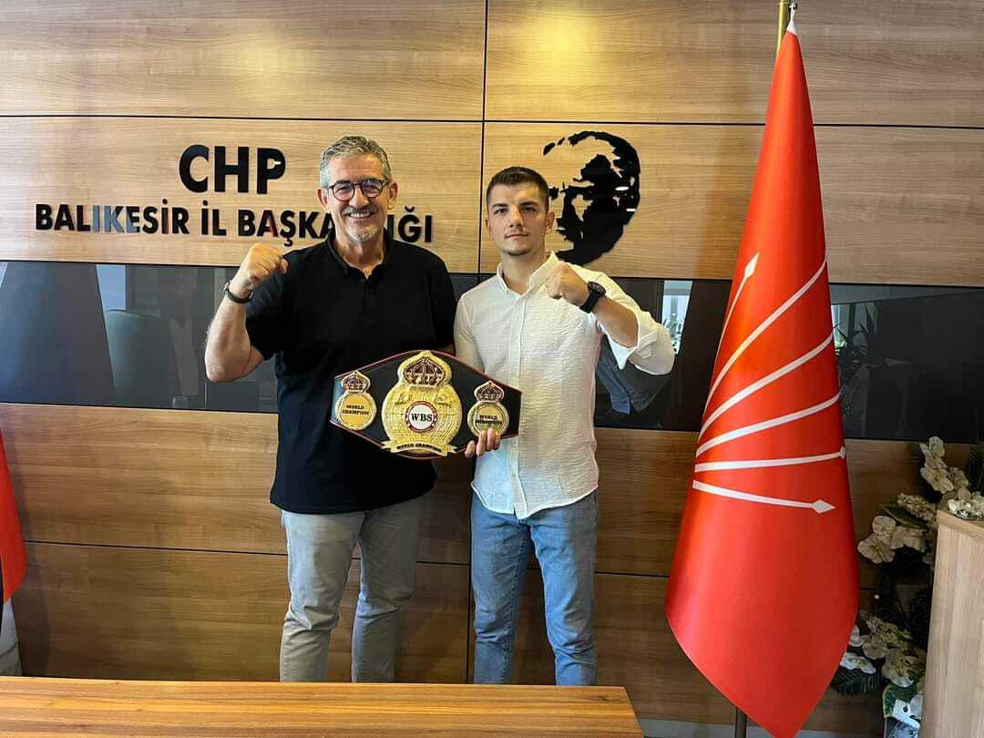 CHP BALIKESİR İL BAŞKANI ERDEN KÖYBAŞI, WBS DÜNYA ŞAMPİYONU ENES REFİK ÇİFTÇİ’Yİ AĞIRLADI