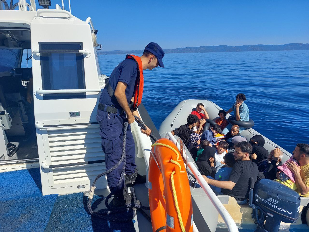 Ayvalık’ta beraberinde 10 çocuğun bulunduğu 8 göçmen ve 1 göçmen kaçakçısı şüphelisi yakalandı