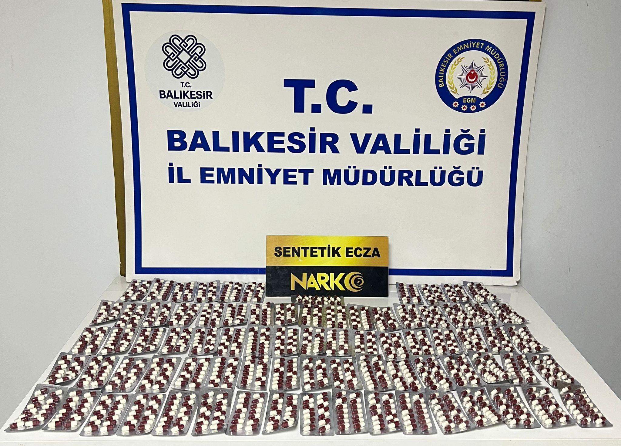 AYVALIK’TA NARKOTİK POLİSİ UYUŞTURUCU HAP SATICISINI KISKIVRAK YAKALADI