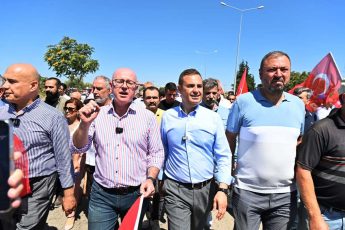 baskan_akin_domates_ureticisinin_sesi_oldu_6-345x230 Balıkesir'de Çiftçiler Eylem Yaptı: Başkan Akın Domates Üreticilerinin Sesi Oldu