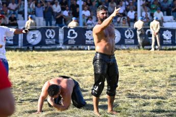 kurtdereli_gureslerinde_altin_kemerin_sahibi_enes_dogan_oldu_-19-345x230 Yağlı Güreşlerin kalbi Balıkesir’de attı