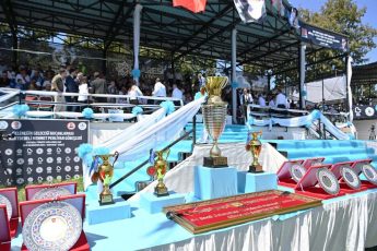 kurtdereli_gureslerinde_altin_kemerin_sahibi_enes_dogan_oldu_-26-345x230 Yağlı Güreşlerin kalbi Balıkesir’de attı