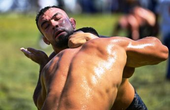 kurtdereli_gureslerinde_altin_kemerin_sahibi_enes_dogan_oldu_-37-345x224 Yağlı Güreşlerin kalbi Balıkesir’de attı