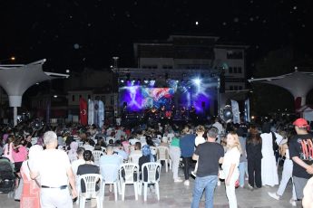 sindirgi_mod10_orkestrasi_ile_eglenceye_doydu_1-345x230 MOD10 Gençlik Orkestrası Sındırgı’yı salladı