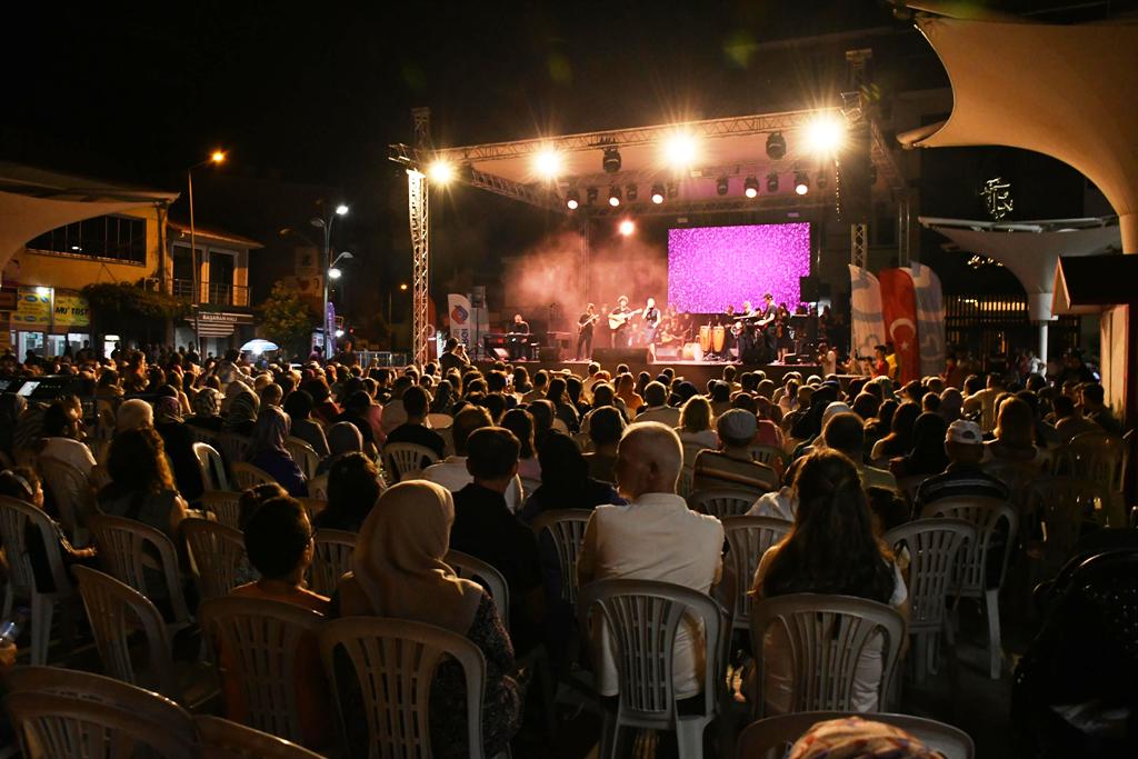 sindirgi_mod10_orkestrasi_ile_eglenceye_doydu_10 MOD10 Gençlik Orkestrası Sındırgı’yı salladı