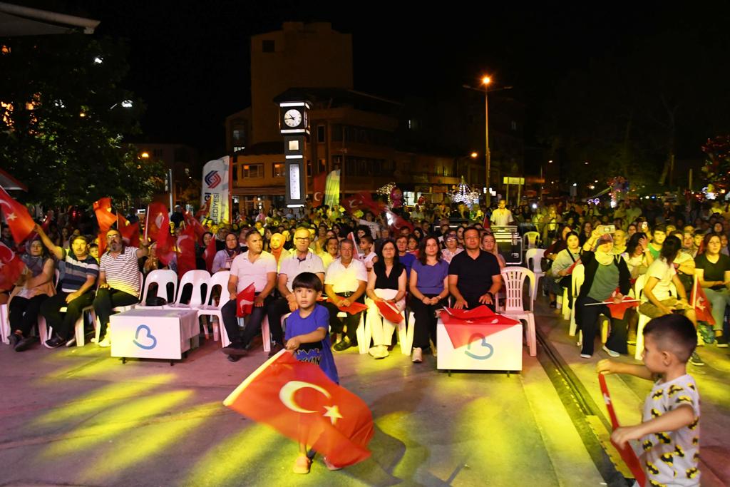 sindirgi_mod10_orkestrasi_ile_eglenceye_doydu_12 MOD10 Gençlik Orkestrası Sındırgı’yı salladı