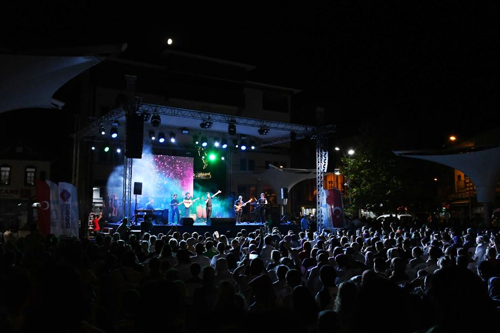 sindirgi_mod10_orkestrasi_ile_eglenceye_doydu_6 MOD10 Gençlik Orkestrası Sındırgı’yı salladı