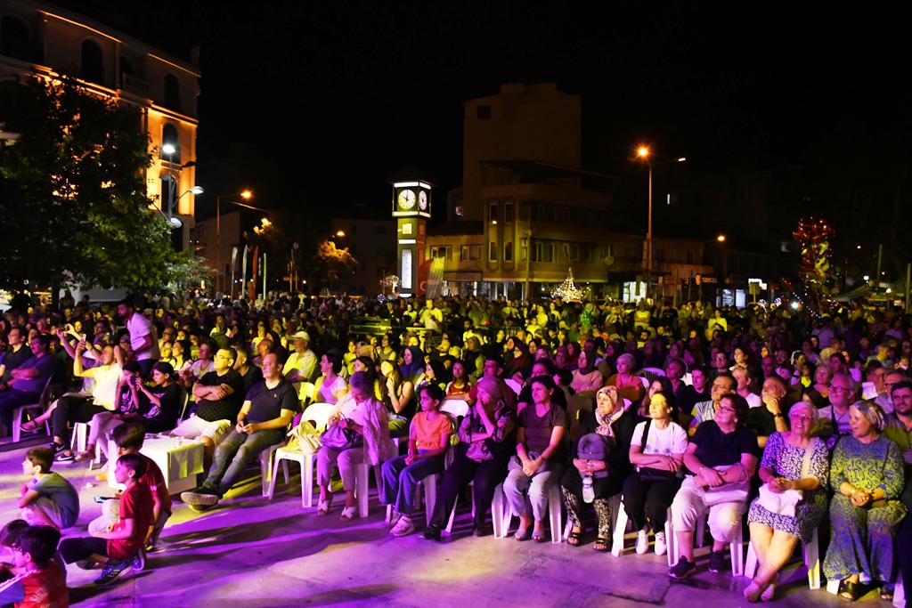 sindirgi_mod10_orkestrasi_ile_eglenceye_doydu_8 MOD10 Gençlik Orkestrası Sındırgı’yı salladı