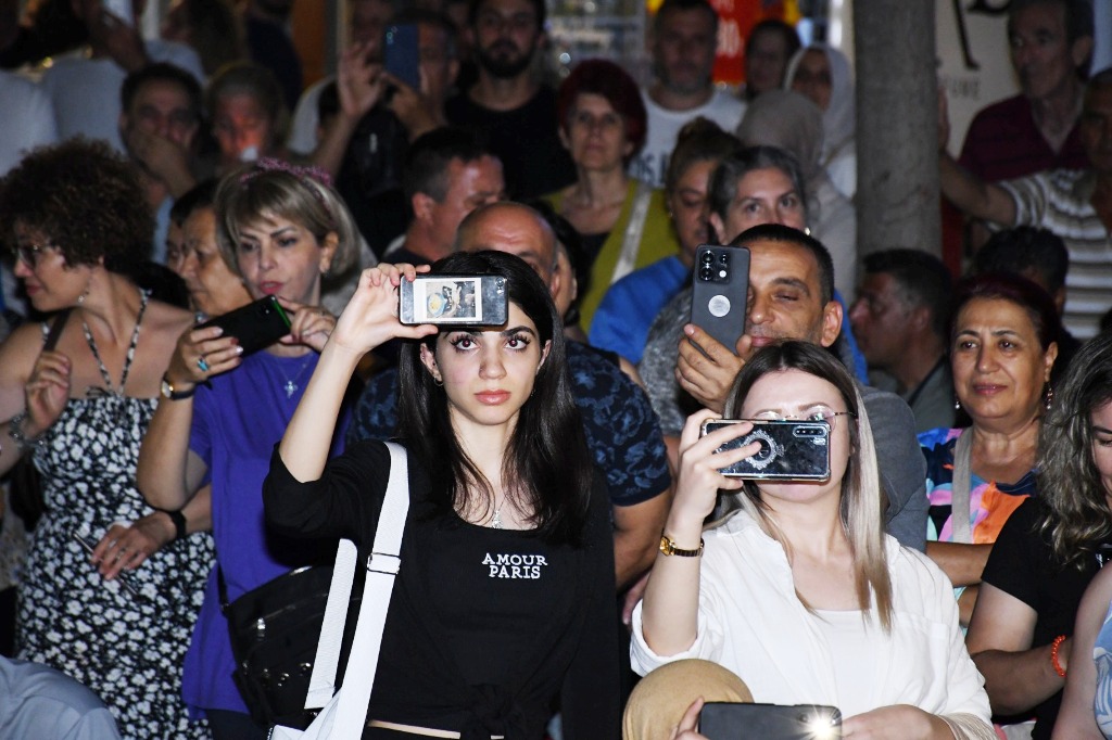 yaz_geceleri_buyuksehirin_konserleriyle_renklendi_11 Yaz geceleri, Büyükşehir’in konserleriyle renklendi