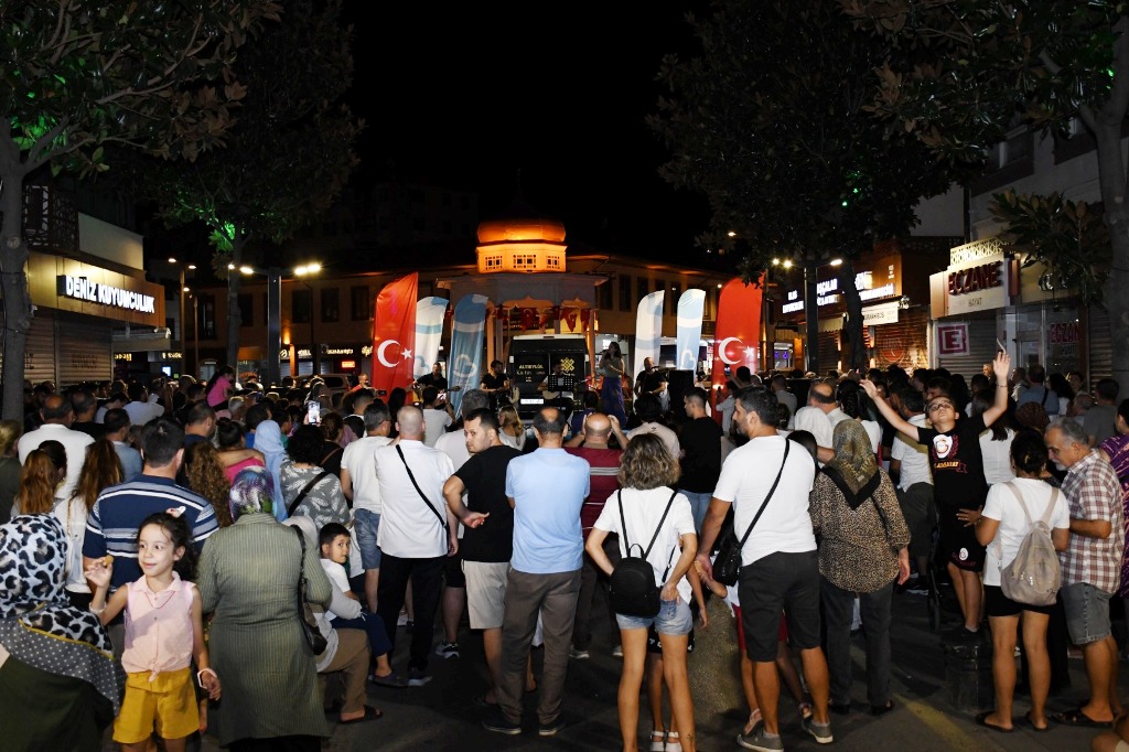 yaz_geceleri_buyuksehirin_konserleriyle_renklendi_12 Yaz geceleri, Büyükşehir’in konserleriyle renklendi