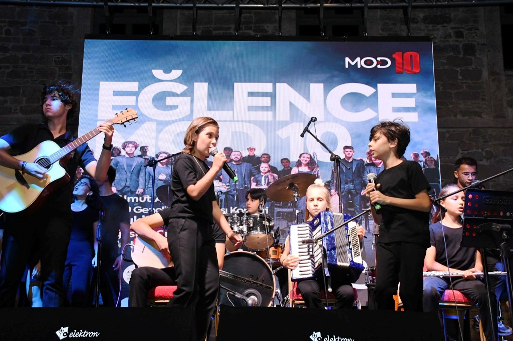 yaz_geceleri_buyuksehirin_konserleriyle_renklendi_5 Yaz geceleri, Büyükşehir’in konserleriyle renklendi