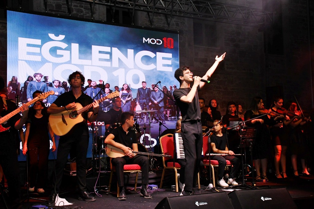 yaz_geceleri_buyuksehirin_konserleriyle_renklendi_7 Yaz geceleri, Büyükşehir’in konserleriyle renklendi