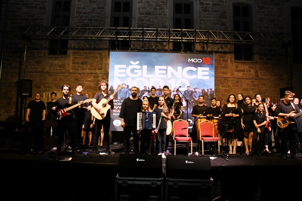 yaz_geceleri_buyuksehirin_konserleriyle_renklendi_8 Yaz geceleri, Büyükşehir’in konserleriyle renklendi