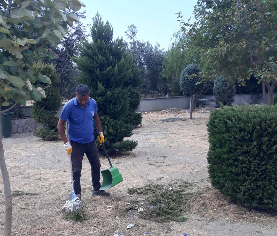 Edremit Belediyesi okul Bahçelerini temizliyor