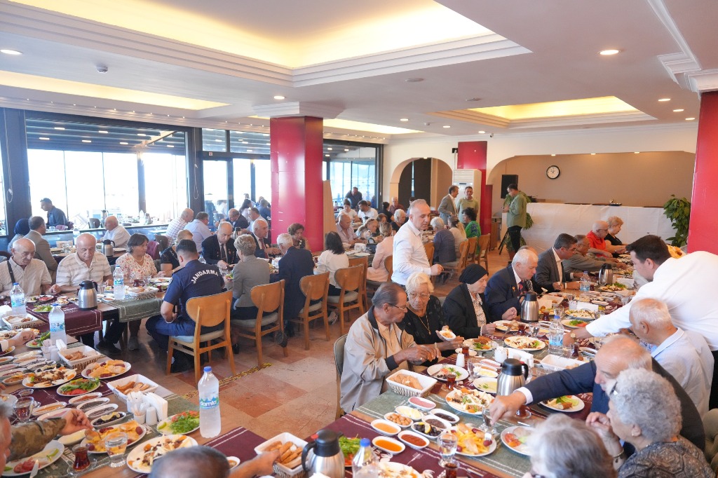 10 BURHANİYE BELEDİYESİ’NDEN GAZİLERE 19 EYLÜL KAHVALTISI