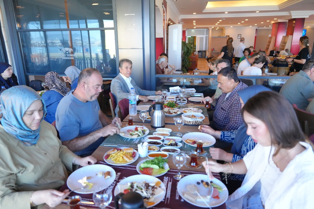 11 BURHANİYE BELEDİYESİ’NDEN GAZİLERE 19 EYLÜL KAHVALTISI