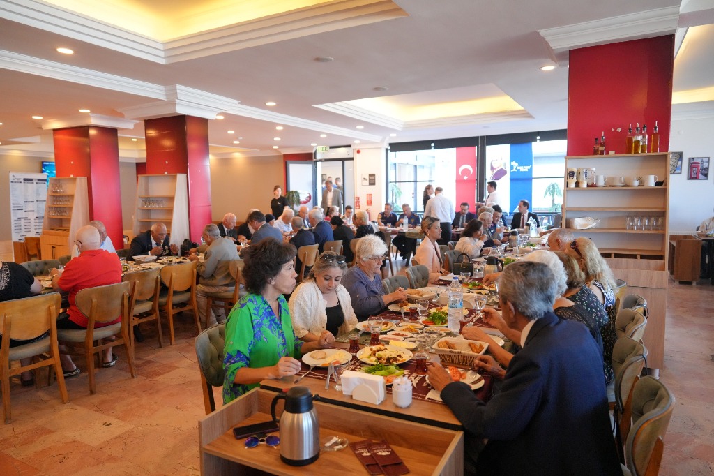 12 BURHANİYE BELEDİYESİ’NDEN GAZİLERE 19 EYLÜL KAHVALTISI