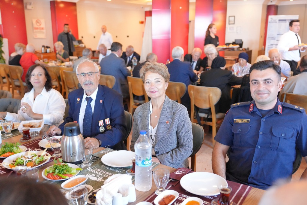 13 BURHANİYE BELEDİYESİ’NDEN GAZİLERE 19 EYLÜL KAHVALTISI