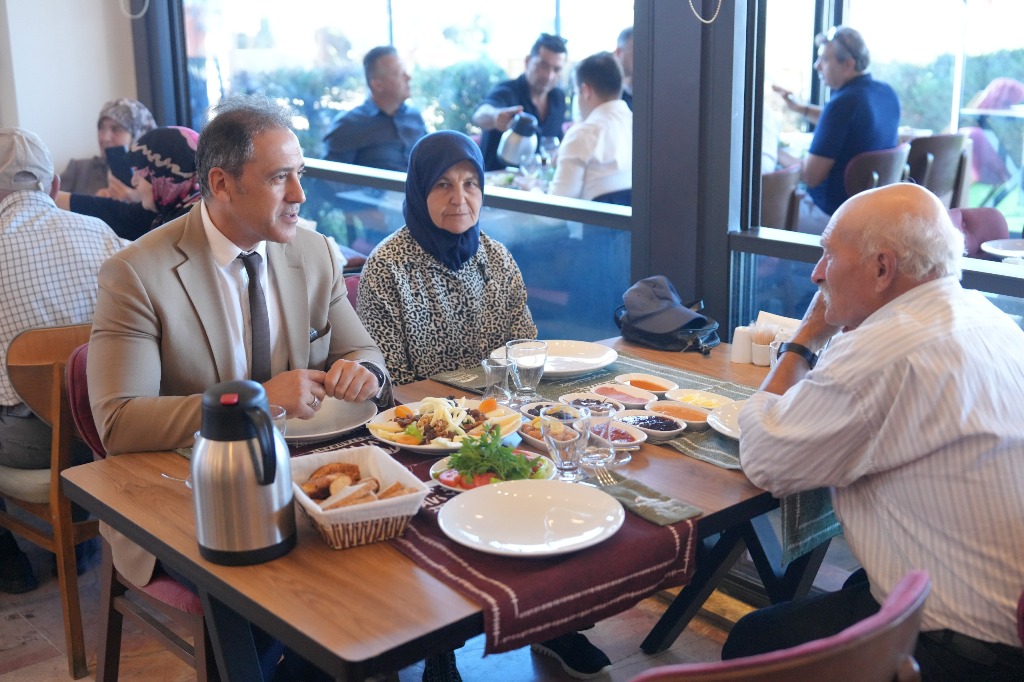 14 BURHANİYE BELEDİYESİ’NDEN GAZİLERE 19 EYLÜL KAHVALTISI