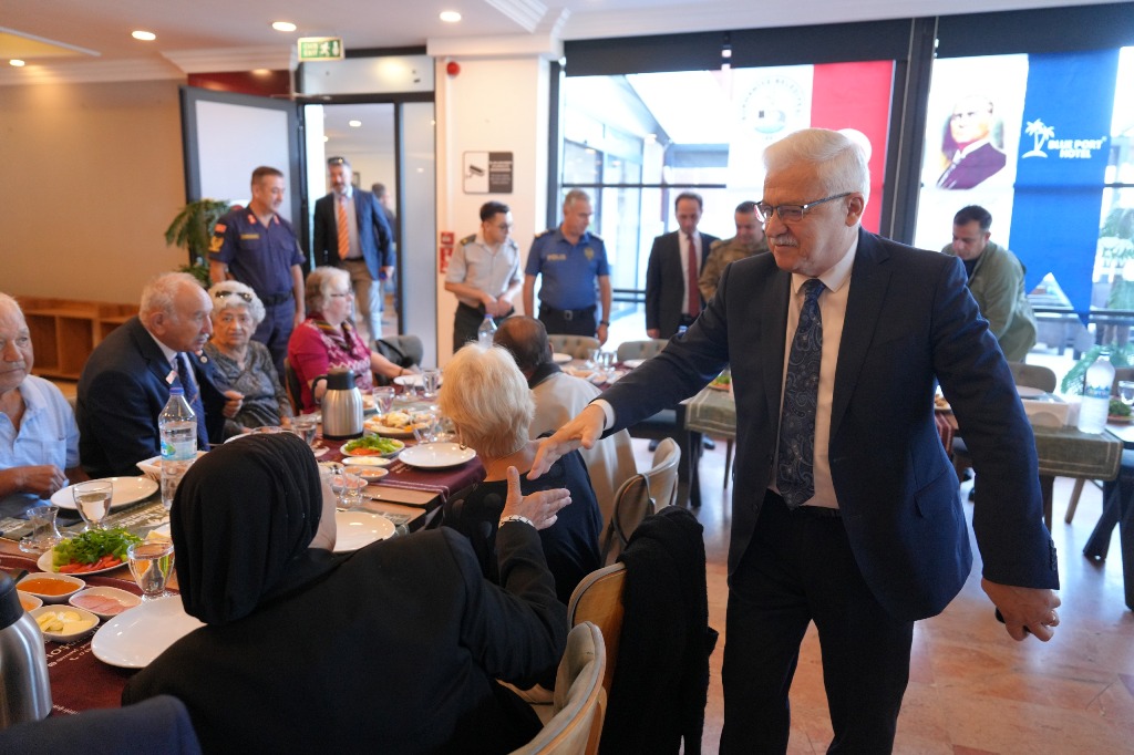 BURHANİYE BELEDİYESİ’NDEN GAZİLERE 19 EYLÜL KAHVALTISI