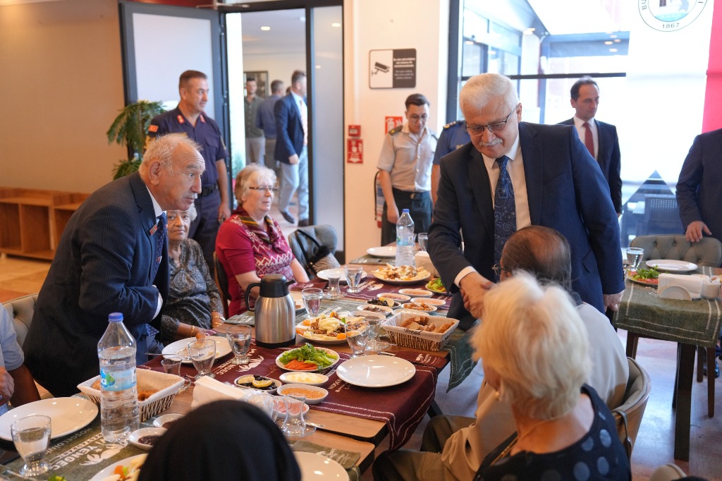 23 BURHANİYE BELEDİYESİ’NDEN GAZİLERE 19 EYLÜL KAHVALTISI