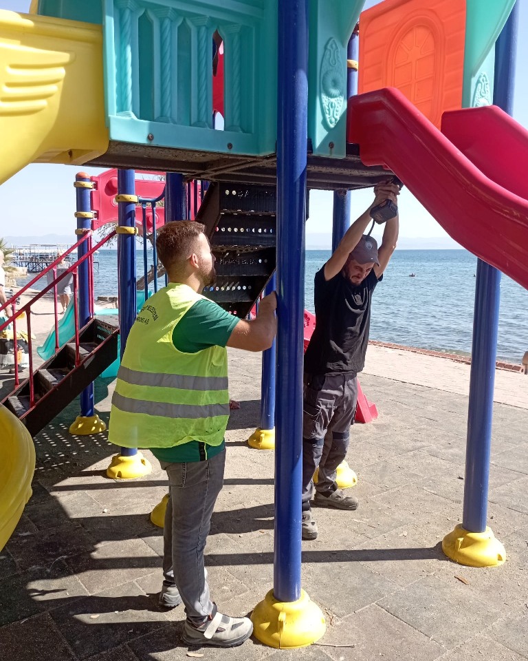 EDREMITTE-PARKLAR-YENILENIYOR-2 EDREMİT’TE PARKLAR YENİLENİYOR