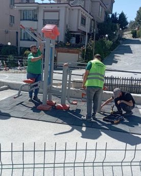 EDREMITTE-PARKLAR-YENILENIYOR-4-276x345 EDREMİT’TE PARKLAR YENİLENİYOR