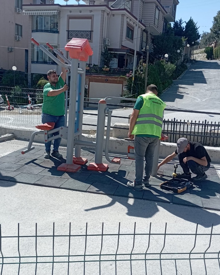 EDREMITTE-PARKLAR-YENILENIYOR-4 EDREMİT’TE PARKLAR YENİLENİYOR