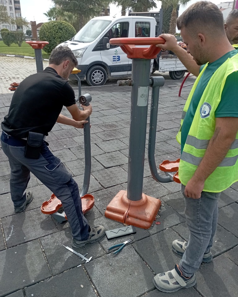 EDREMITTE-PARKLAR-YENILENIYOR-7 EDREMİT’TE PARKLAR YENİLENİYOR