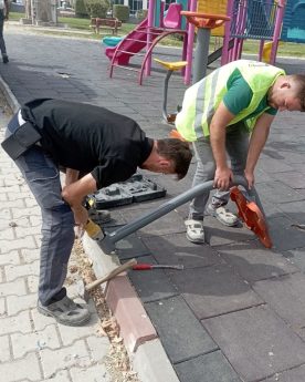 EDREMITTE-PARKLAR-YENILENIYOR-8-276x345 EDREMİT’TE PARKLAR YENİLENİYOR