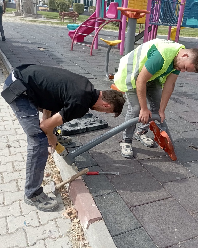 EDREMITTE-PARKLAR-YENILENIYOR-8 EDREMİT’TE PARKLAR YENİLENİYOR