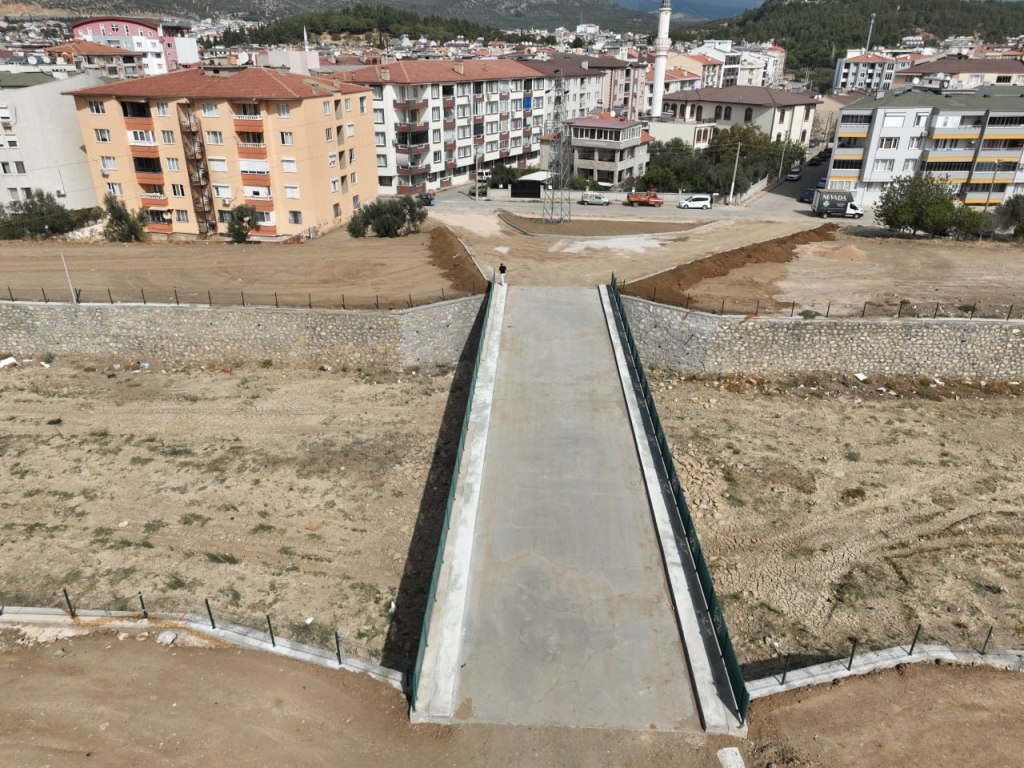 EDREMITTE-YOLCALISMALARINA-HIZ-VERILDI-1 EDREMİT’TE YOL ÇALIŞMALARINA HIZ VERİLDİ