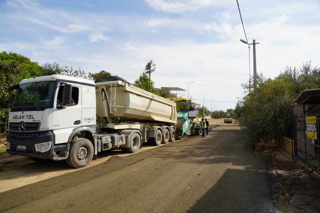 EDREMITTE-YOLCALISMALARINA-HIZ-VERILDI-11 EDREMİT’TE YOL ÇALIŞMALARINA HIZ VERİLDİ