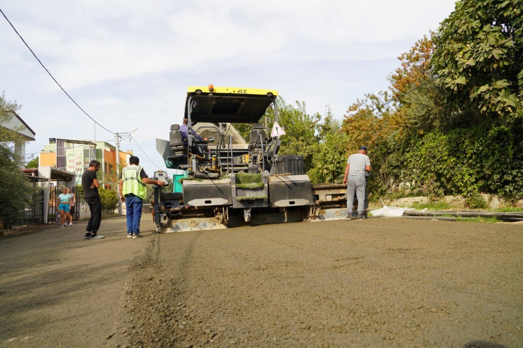 EDREMİT’TE YOL ÇALIŞMALARINA HIZ VERİLDİ
